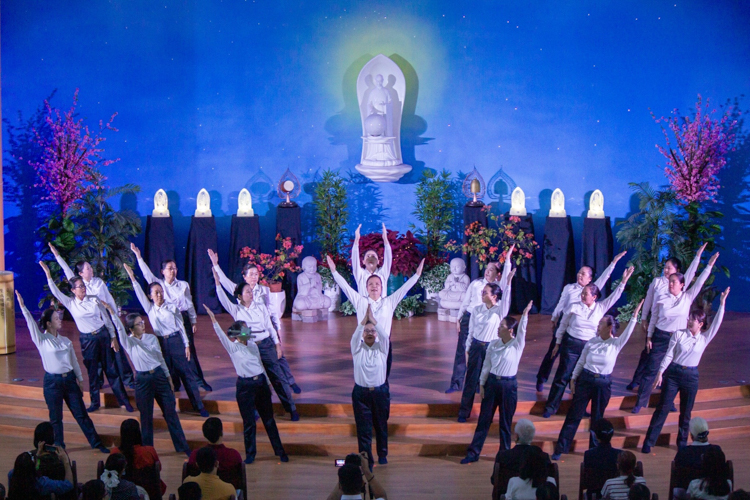 Volunteers delight the guests with their performance of the “Sutra of Innumerable Meanings.” 【Photo by Marella Saldonido】