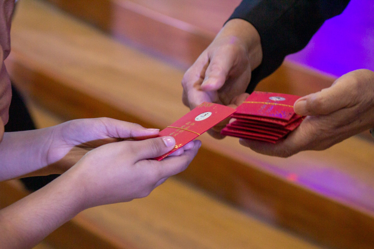 The angpao (red envelope) contains a commemorative coin and three rice seeds, symbolizing discipline, determination, and wisdom. 【Photo by Marella Saldonido】