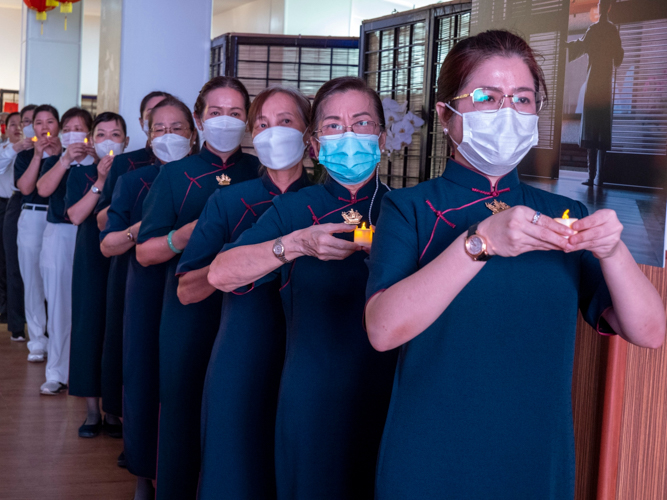 Tzu Chi volunteers lead the culminating prayer at the Year-end Blessing ceremony. 【Photo by Matt Serrano】