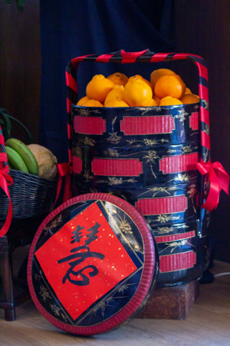 Fresh fruit and vegetable arrangements are seen at Tzu Chi’s 2023 Year-end Blessing ceremony. 【Photo by Marella Saldonido】