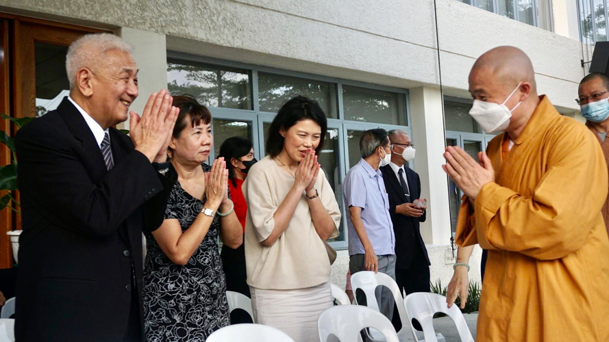 Tzu Chi Philippines CEO Henry Yuñez welcomes Dharma Masters on Buddha Day. 【Photo by Judy Lao】