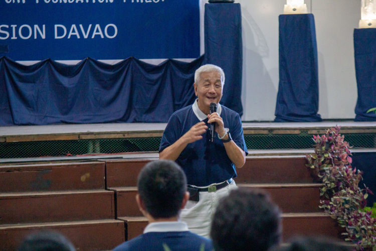 Tzu Chi Philippines CEO Henry Yuñez thanks Davao volunteers for hosting Tzu Chi’s 246th medical mission. 【Photo by Marella Saldonido】