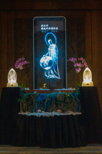 Flanked by lighted crystal Buddhas, the hologram image of Buddha is best appreciated at night. 【Photo by Matt Serrano】