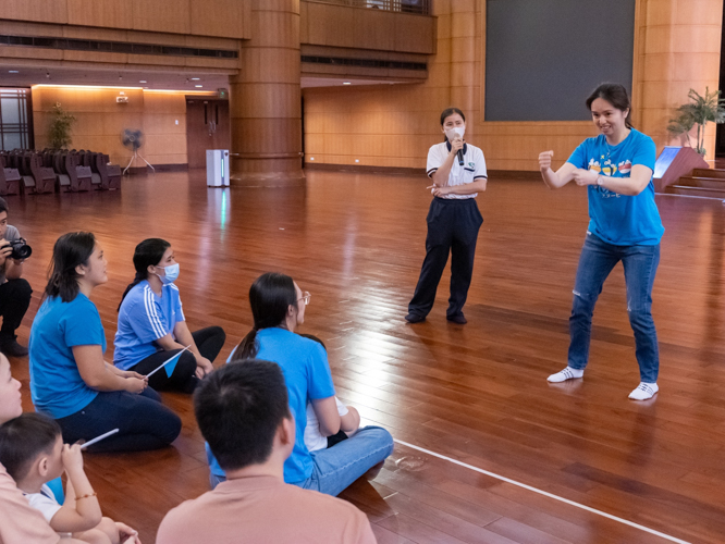 Family members take center stage, showcasing their best acting skills in the game of charades. 【Photo by Marella Saldonido】