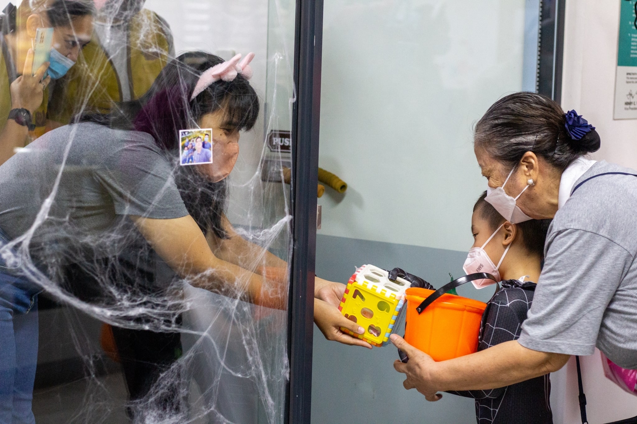 Student gets a treat from the Charity Department. 【Photo by Jeaneal Dando】