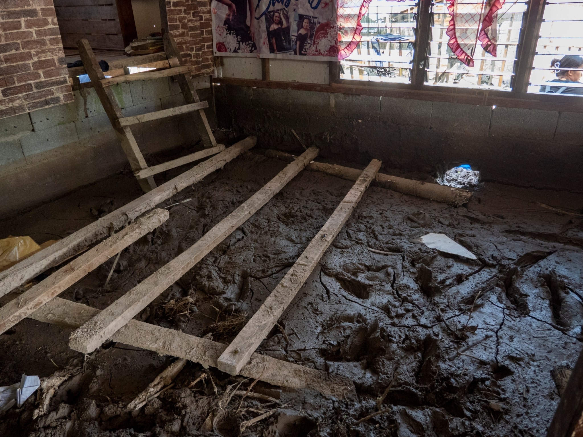 Though not completely destroyed, Chonalyn’s house is now practically uninhabitable after floods and muds reaching chest level wrecked all their belongings inside. 【Photo by Harold Alzaga】