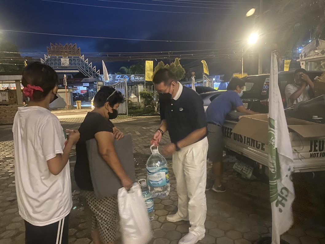 Relief distribution lasts until night at Guiwan Church, Zamboanga City.