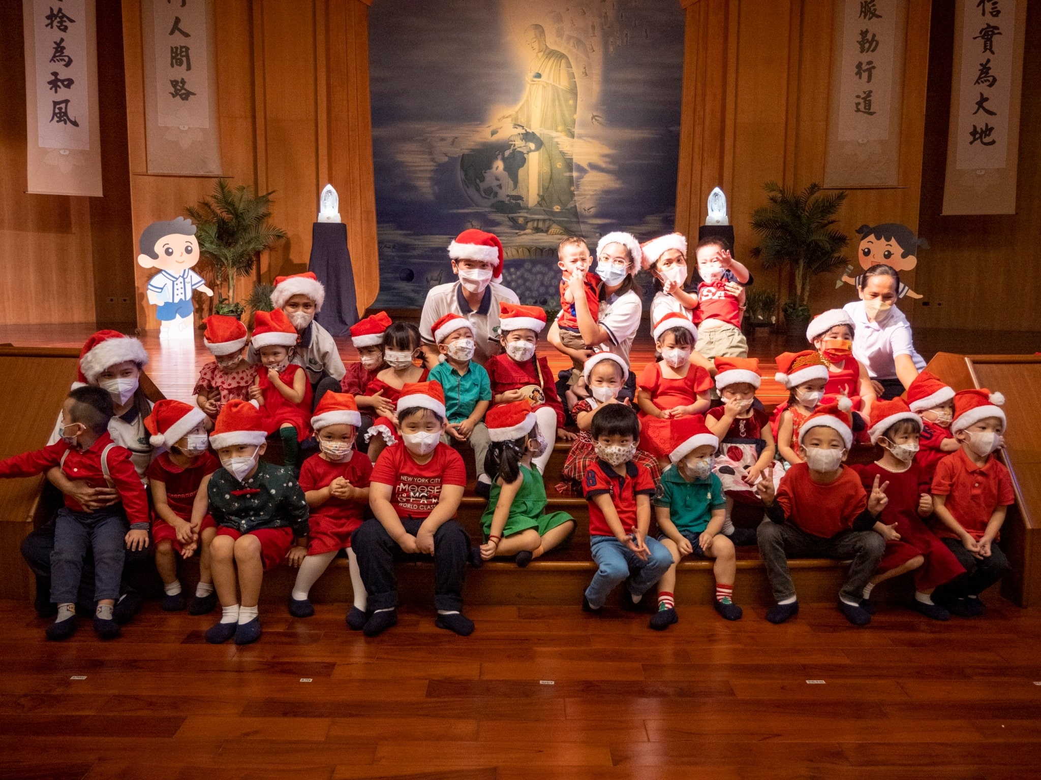 Students join Tzu Chi Great Love Preschool Philippines staff for a group photo.【Photo by Harold Alzaga】