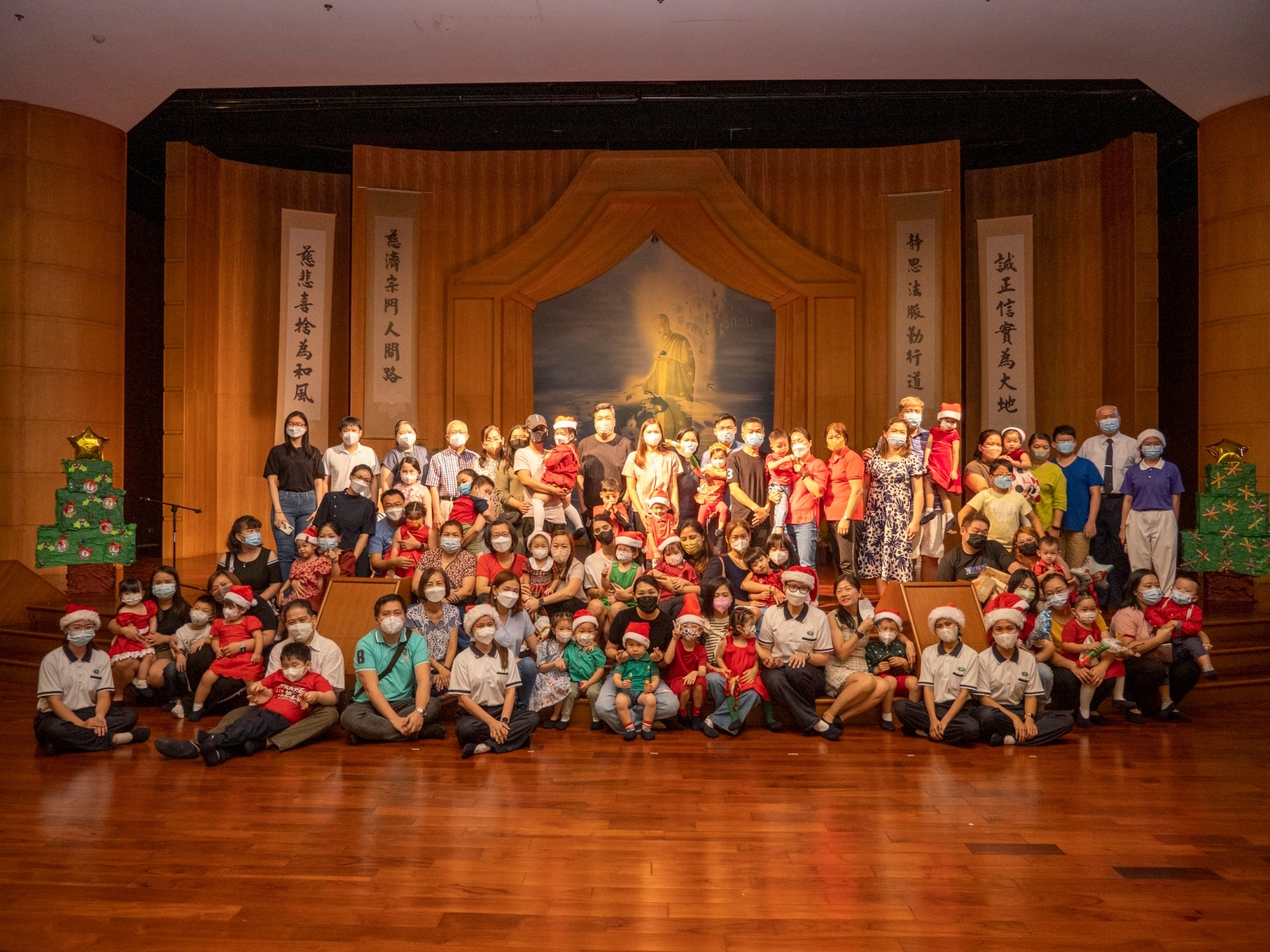 Students and their families join Tzu Chi Great Love Preschool Philippines staff and volunteers for a group photo.【Photo by Harold Alzaga】