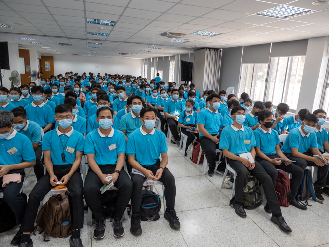 Tzu Chi scholarship aims to nurture the youth with aspirations, sound character, and healthy minds and bodies, through the teaching of moral values and living skills, and providing a holistic education through monthly humanities classes. 【Photo by Harold Alzaga】