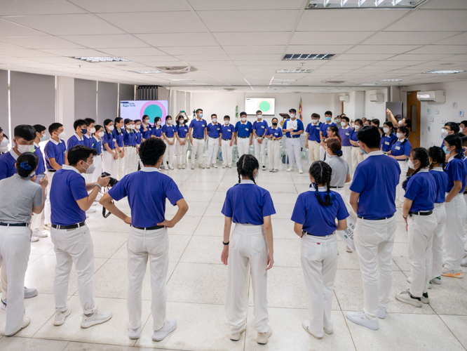 Participants form a big circle for an activity on the session about environmental protection. 【Photo by Daniel Lazar】