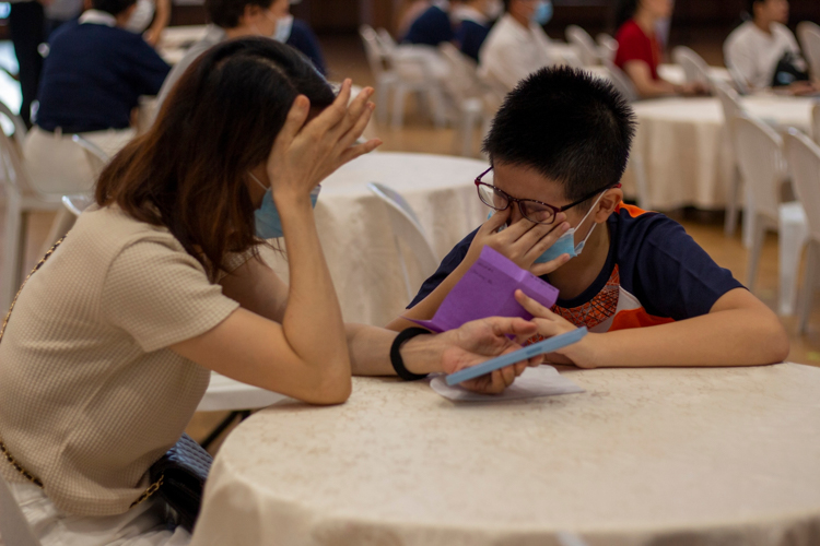 Mother and brother of a participant shed tears reading the letters written for them. 【Photo by Harold Alzaga】