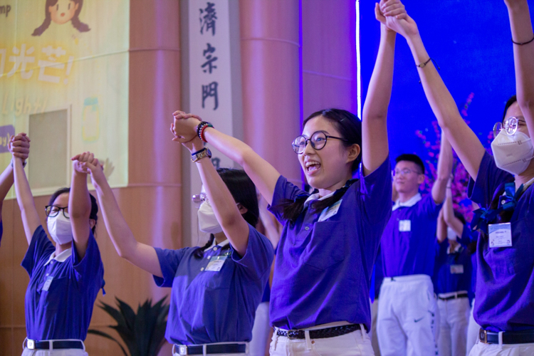 Participants perform their camp theme song in front of their families at the closing ceremony. 【Photo by Marella Saldonido】