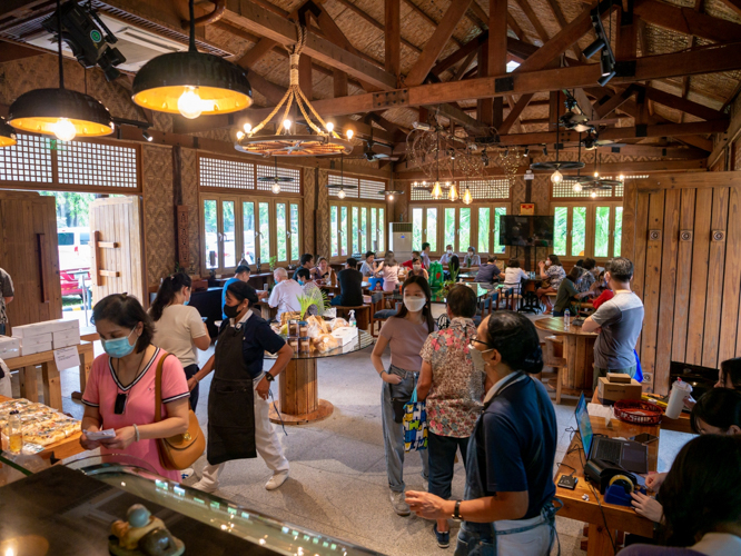 Guests avail vegetarian products at the BTCC Coffee Shop. 【Photo by Daniel Lazar】