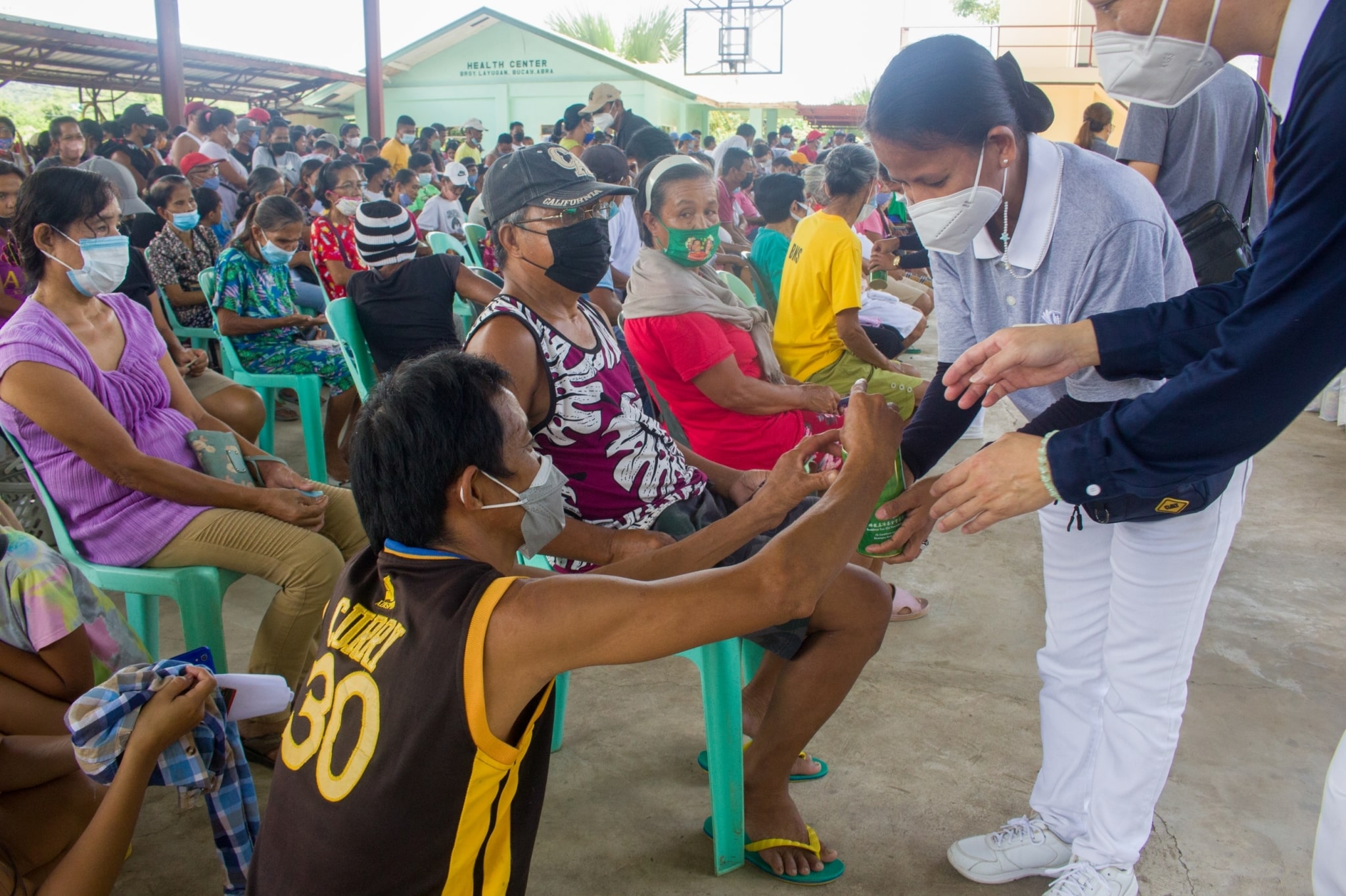 Beneficiaries were also given the opportunity to donate and pay it forward through Tzu Chi’s coin bank.【Photo by Matt Serrano】