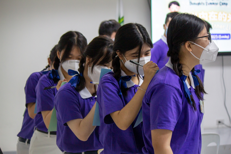 Participants write letters to their fellow campers on the third day. 【Photo by Marella Saldonido】