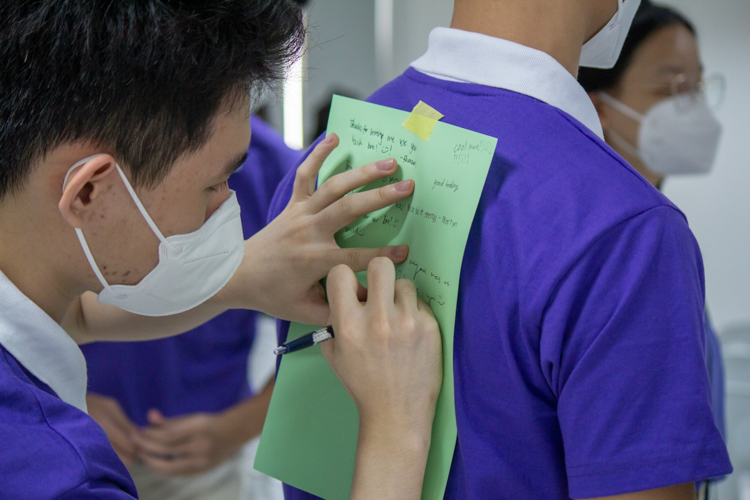 Participants write letters to their fellow campers on the third day. 【Photo by Marella Saldonido】