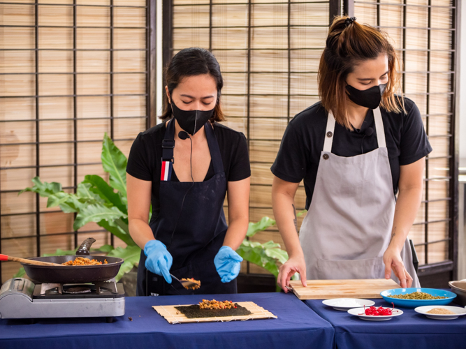 HSI Chefs Leslie Guerero and Maris Isabelle Tomas conduct a cooking demonstration of plant-based rellenong bangus (stuffed milkfish). 【Photo by Daniel Lazar】