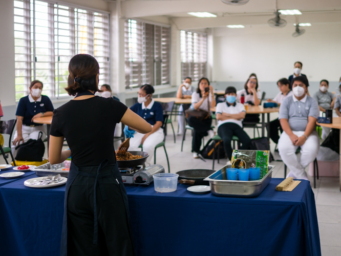 HSI chef shares plant-based recipes with Tzu Chi volunteers. 【Photo by Daniel Lazar】