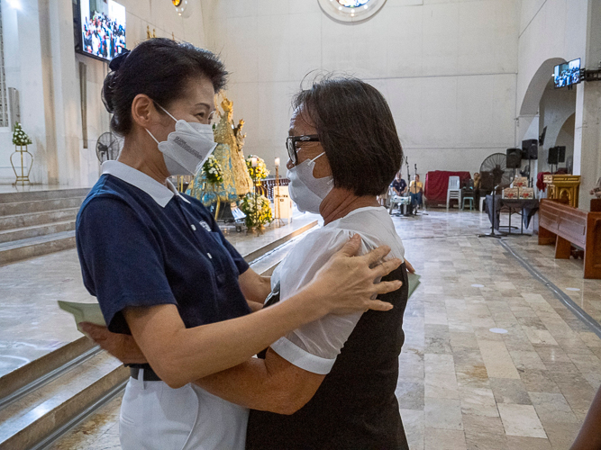 Constancia Galanza weeps in gratitude as she receives a gift certificate from Tzu Chi Philippines Deputy CEO Woon Ng. 【Photo by Matt Serrano】