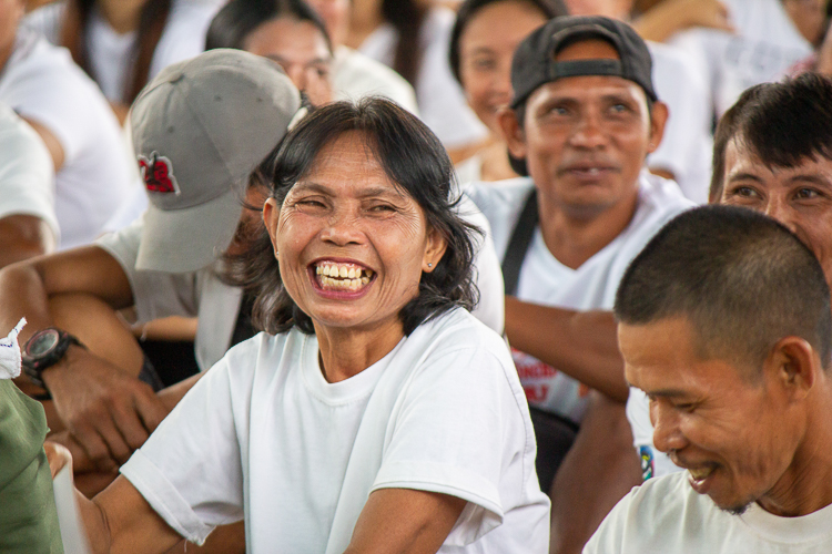 Residents of Brgy. Polangi respond with enthusiasm to a volunteer's talk. 【Photo by Matt Serrano】