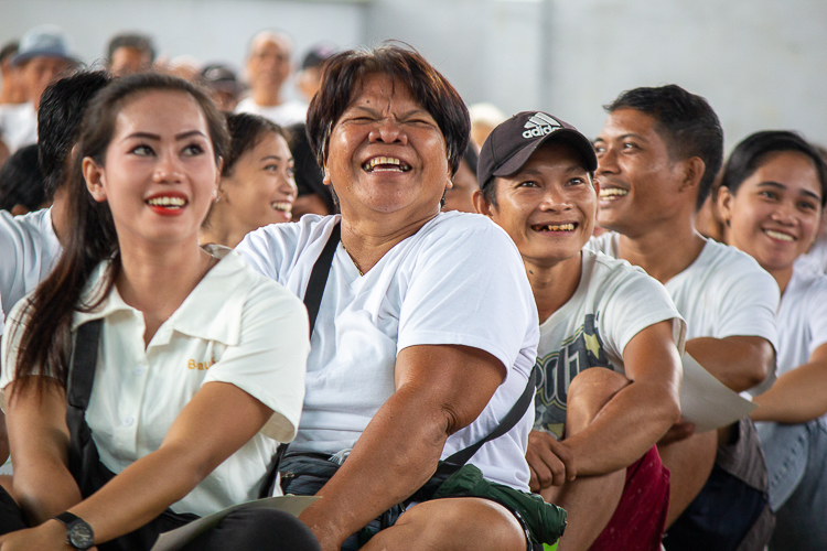 Tzu Chi provides aid to flood-affected families in Brgy. Polangi, Catarman, Northern Samar on December 17. 【Photo by Matt Serrano】