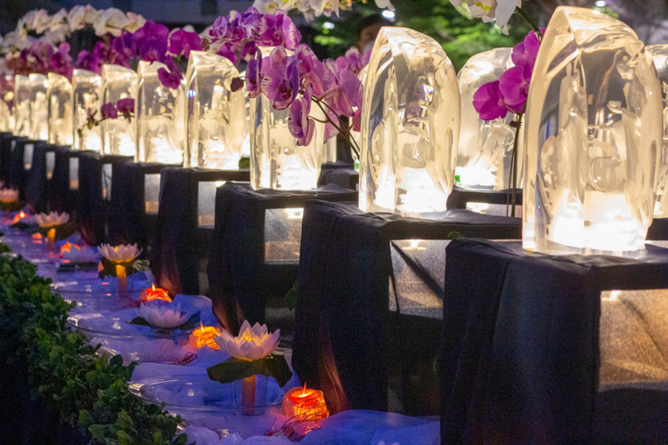 Crystal Buddhas light up as the ceremony approaches dusk. 【Photo by Matt Serrano】