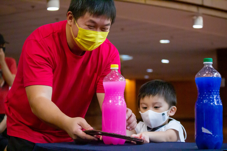 Students and their families compete in child-friendly games at the second annual Family Sportsfest of the Tzu Chi Great Love Preschool Philippines. 【Photo by Marella Saldonido】