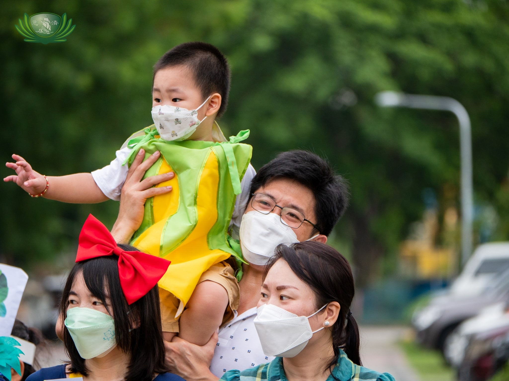 Students are accompanied by their parents and families throughout the activity. 【Photo by Daniel Lazar】