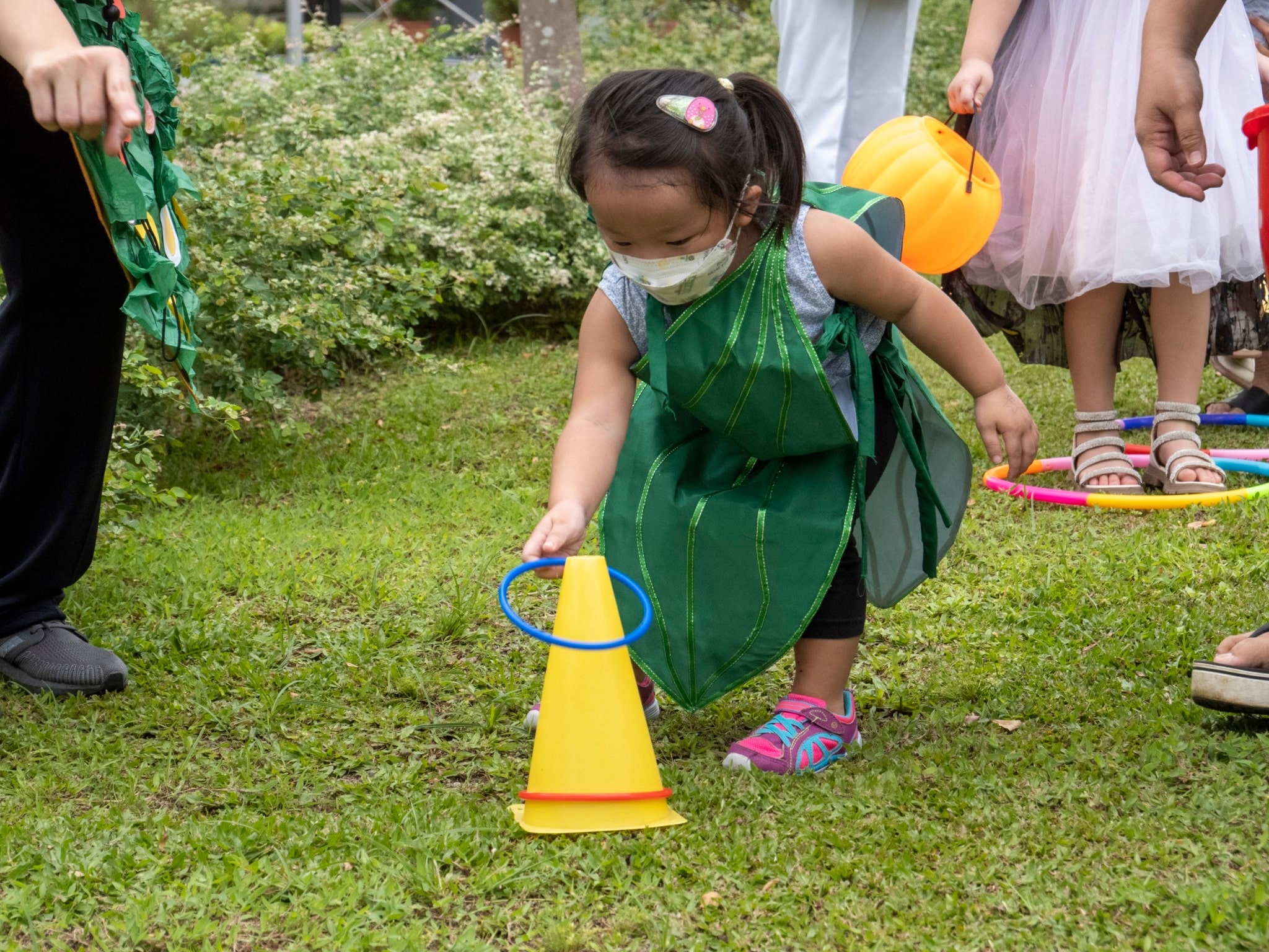 Students play a child-friendly obstacle course with guidance from parents and teachers. 【Photo by Matt Serrano】