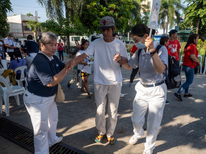 Tzu Chi volunteers assist a patient who had difficulty walking. 