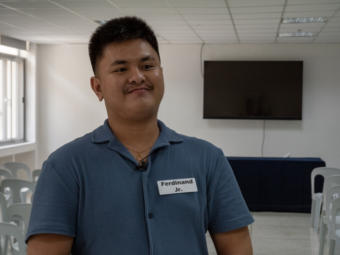 Ferdinand Cabading Jr. juggles his studies in business administration (major in MARKETING management) at the Pamantasan ng Lungsod ng Marikina with work. The Tzu Chi scholar for the past 10 years is a customer service agent at a call center.【Photo by Matt Serrano】