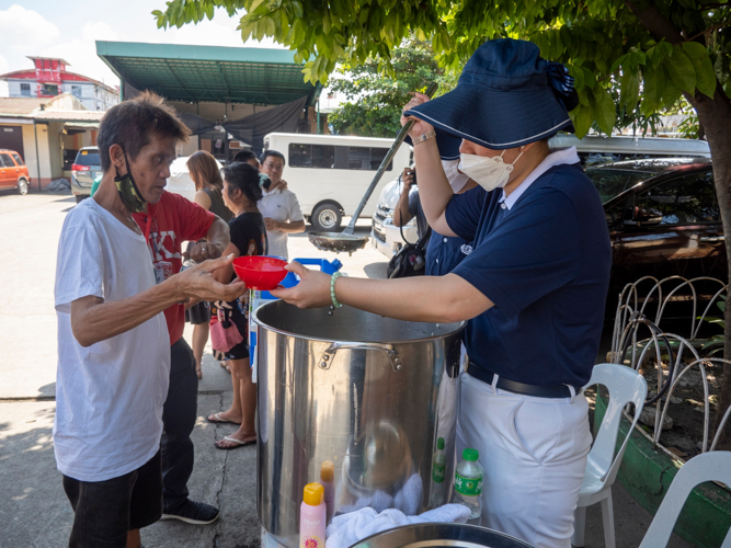 Tzu Chi volunteers prepare bread and porridge for patients and volunteers.