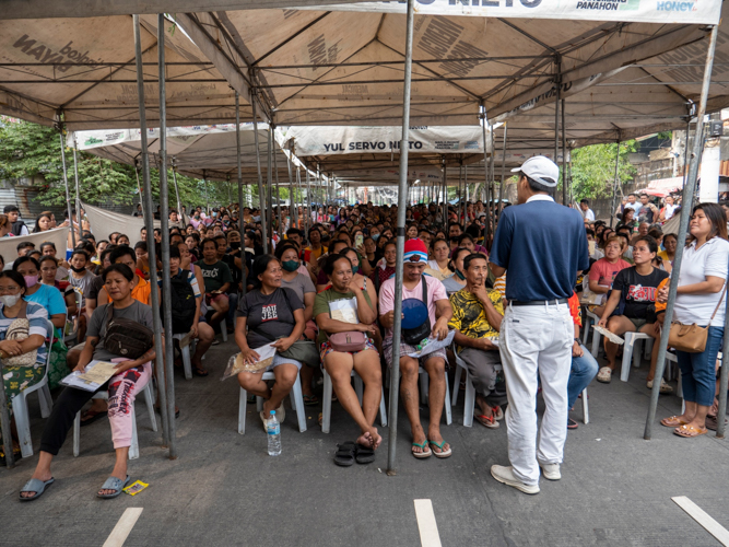 A volunteer gives beneficiaries a brief history of Tzu Chi Foundation. 【Photo by Matt Serrano】