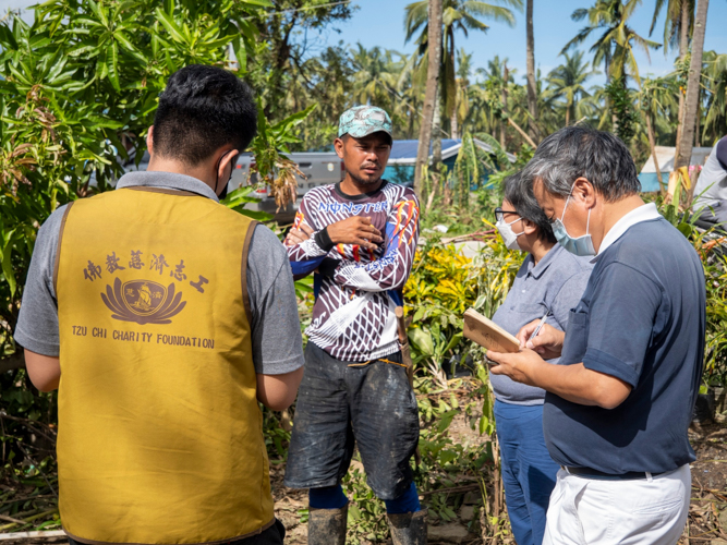 Romel Valino, a farmer from Barangay Ibana, tells volunteers about his plans to rebuild his and his in-law’s homes after they were completely destroyed by Super Typhoon Karding. 【Photo by Harold Alzaga】