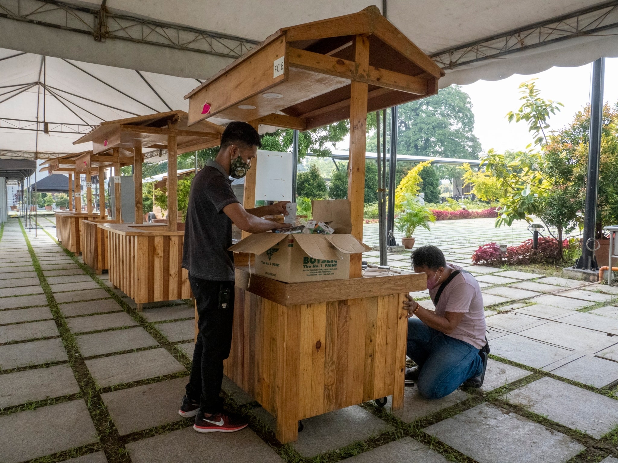 Wooden stalls are provided to Fiesta Verde ’22 exhibitors.【Photo by Matt Serrano】