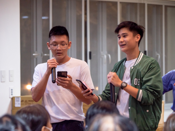 Dan Perez (right) invites his best friend Alstein Lim (left) to the Tzu Chi Youth Camp. 【Photo by Daniel Lazar】