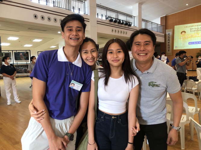 Dan Perez with his family at the camp’s closing ceremony. 【Photo by John Benedict Baquilod】