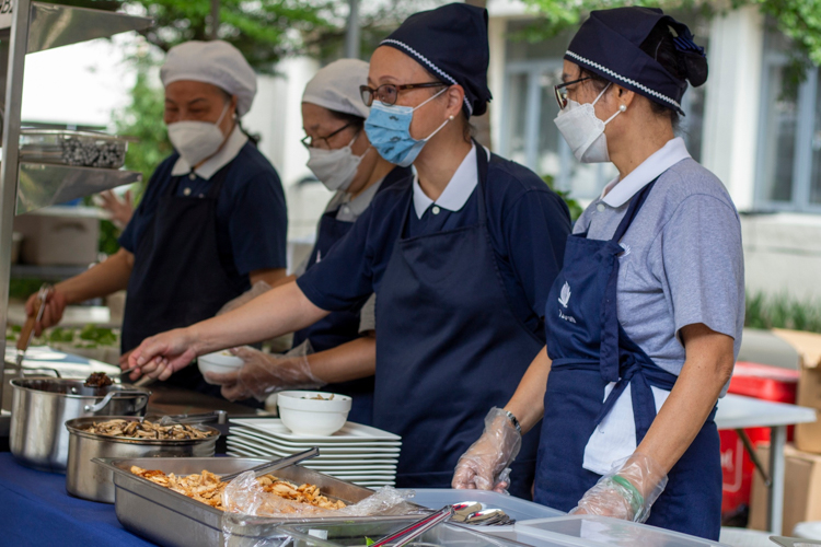 TIMA member Dr. Cheung Lau Chun mans Tzu Chi food stall selling Dan Dan noodles. 【Photo by Matt Serrano】