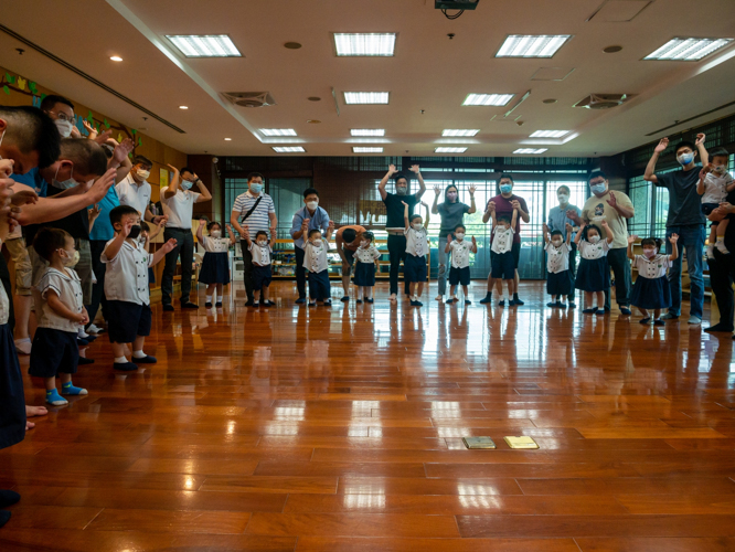 Fathers and parents join their kids in an opening dance energizer during the preschool’s Father’s Day celebration. 【Photo by Daniel Lazar】