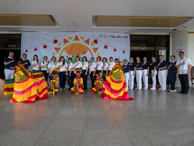 Children performing an ethnic dance welcome Tzu Chi volunteers to the fellowship luncheon at the Sultan Kudarat Provincial Capitol. 【Photo by Jeaneal Dando】