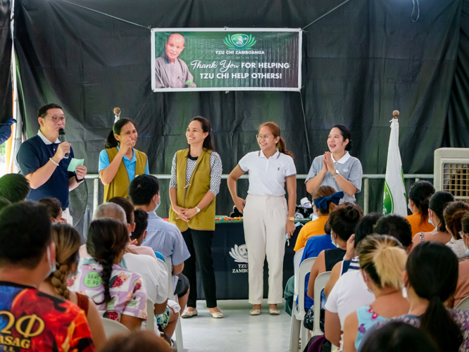 Dr. Anton Mari Lim acknowledges nurses and volunteers at the closing program. 【Photo by Daniel Lazar】