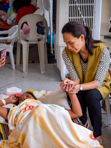 A volunteer nurse checks in on a patient a day after the surgery. 【Photo by Daniel Lazar】