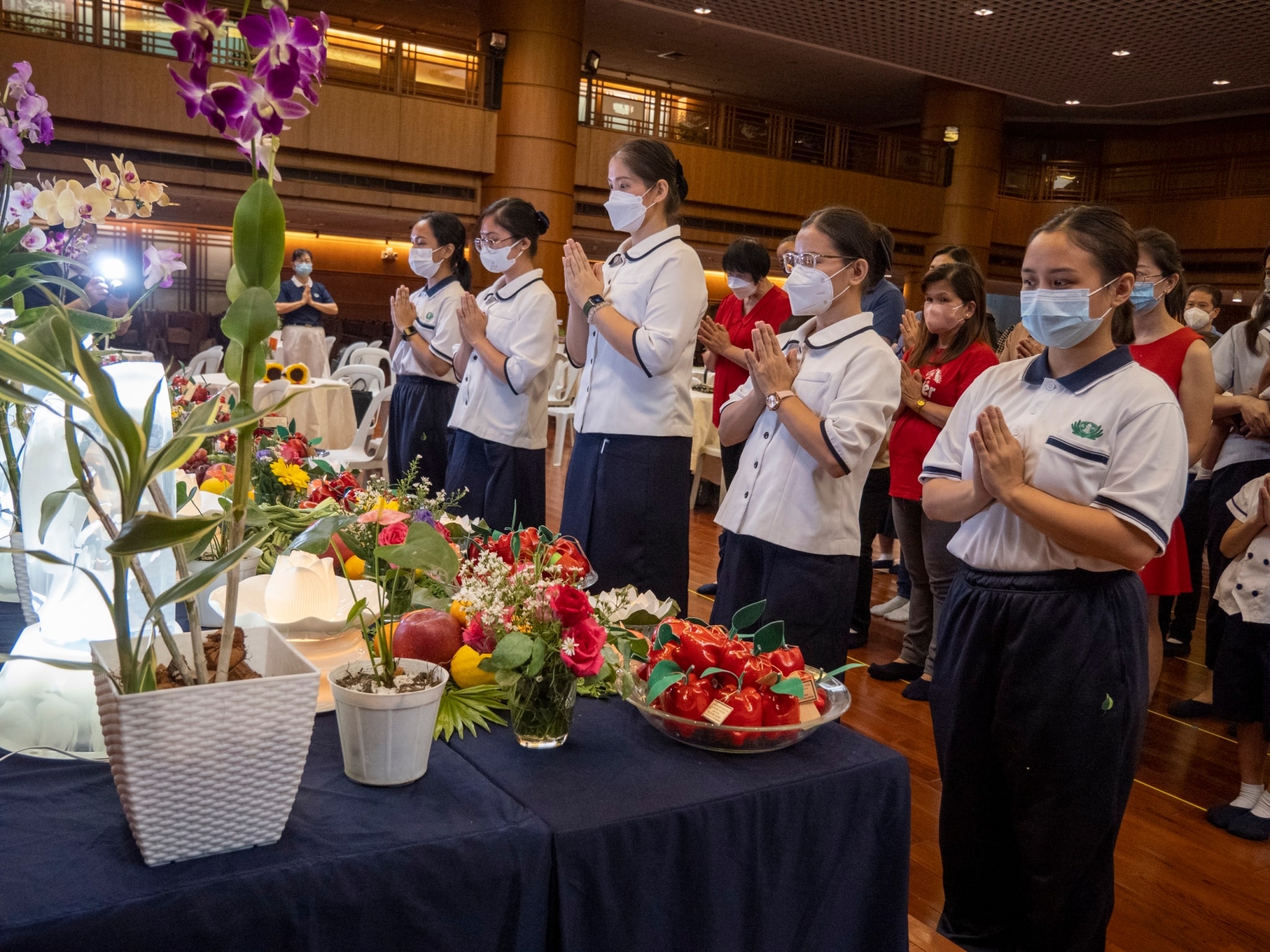 Preschool’s faculty takes part in the Buddha bathing ceremony. 【Photo by Matt Serrano】