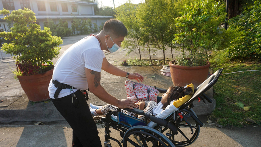 Security guard Joeffrey Desabelle attends to his daughter, Angelica, a pediatric ischemic stroke patient. 【Photo by Jenie Sy Lao】
