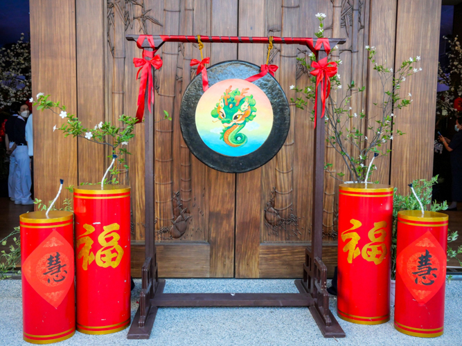 A huge gong and cylinders resembling firecrackers welcome guests at the entrance of the Jing Si Hall. 【Photo by Matt Serrano】