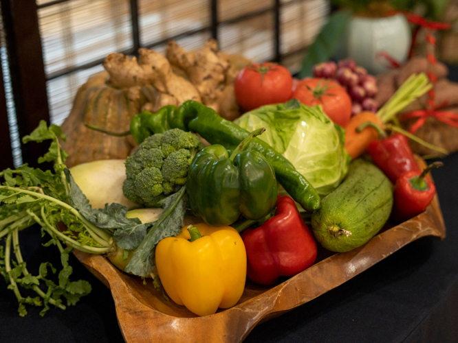 Fresh fruit and vegetable arrangements are seen at Tzu Chi’s 2023 Year-end Blessing ceremony. 【Photo by Harold Alzaga】