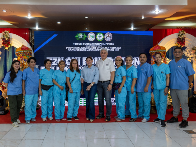Volunteers and doctors from the Tzu Chi International Medical Association (TIMA) pose for a group photo. 【Photo by Jeaneal Dando】