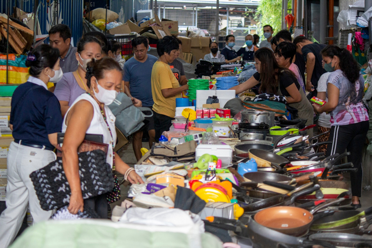 Tzu Chi Foundation held its first rummage sale on January 13 at the Buddhist Tzu Chi Campus (BTCC) in Sta. Mesa, Manila. Residents from the community purchased new and secondhand clothes, toys, houseware, and kitchenware. 【Photo by Matt Serrano】