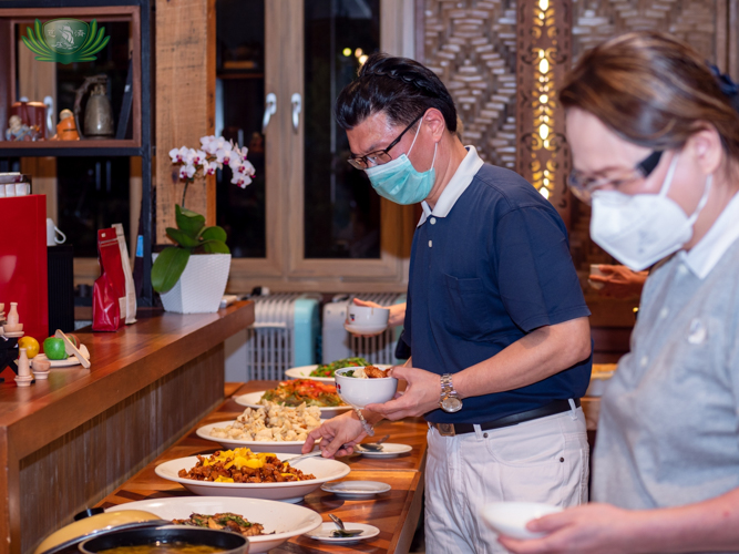 Volunteers feast on vegetarian dinner at the Mingtong 岷東 tea party. 【Photo by Daniel Lazar】